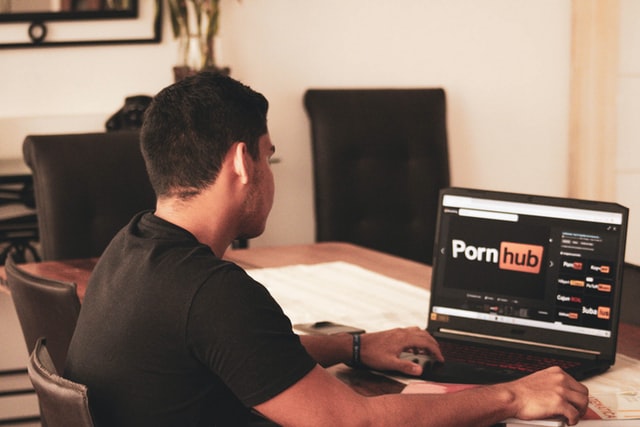 Pornhub创始人十年来首次专访：千万豪宅被烧背后，政治、宗教与色情行业的博弈-传媒精选社区-里世界-人文百科